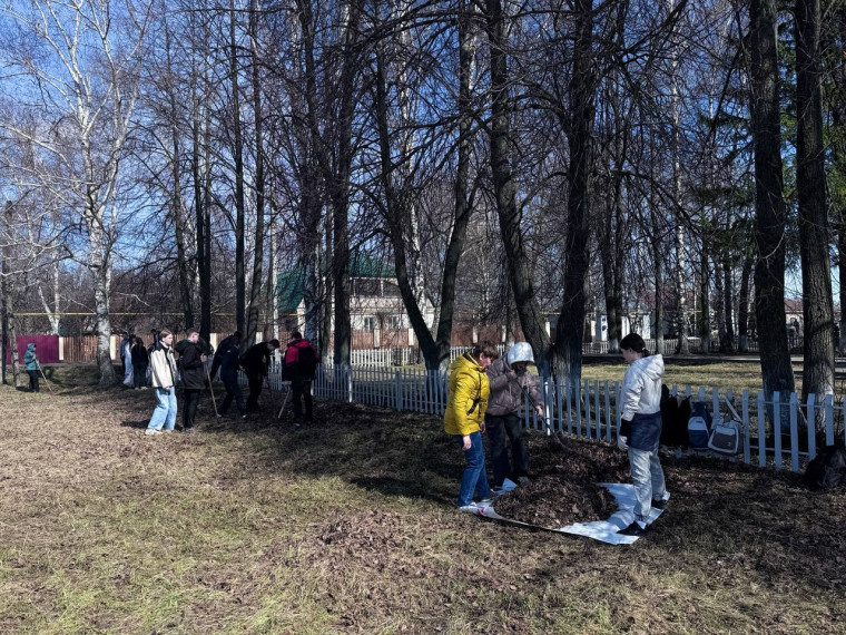 Уборка памятника воинам, погибшим в годы Великой Отечественной войны.